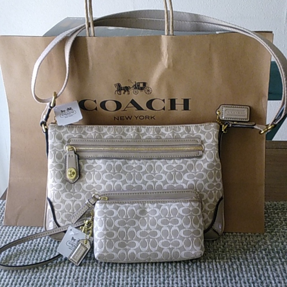 Rare Stunning Coach Beige/ Tan Signature Canvas Crossbody with Matching Wristlet - Picture 12 of 12